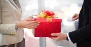 מתנות שאתה יכול לתת לעובדים שלך